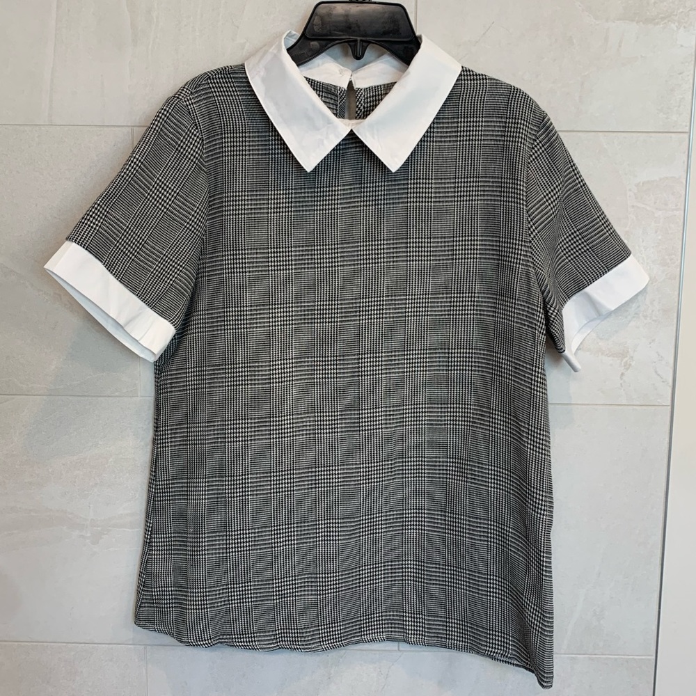 Super cute flatter loose collared blouse
